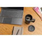 Caneca premium de cerâmica, asa ergonómica e tampa antiderrame 490 ml cor preto vista de ambiente