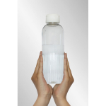 Garrafa de RPET com pega e design ondulado com asa 750 ml cor branco vista de ambiente 3
