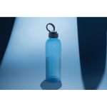 Garrafa de RPET com pega e design ondulado com asa 750 ml cor azul-marinho vista de ambiente