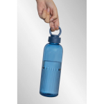 Garrafa de RPET com pega e design ondulado com asa 750 ml cor azul-marinho vista de ambiente 3