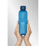 Garrafa de RPET com pega e design ondulado com asa 750 ml cor azul-marinho vista de ambiente 4