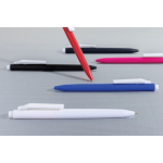 Caneta de plástico reciclado com tinta ultradeslizante escrita azul cor preto vista de ambiente 2
