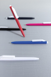 Caneta de plástico reciclado com tinta ultradeslizante escrita azul cor cor-de-rosa vista de ambiente