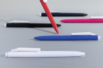Caneta de plástico reciclado com tinta ultradeslizante escrita azul cor cor-de-rosa vista de ambiente 2