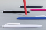 Caneta de plástico reciclado com tinta ultradeslizante escrita azul cor cor-de-rosa vista de ambiente 3