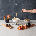 Fondue de queijo em cerâmica com aquecimento por velas 750 ml Boska cor branco vista de ambiente