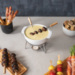 Fondue de queijo em cerâmica com aquecimento por velas 750 ml Boska cor branco vista de ambiente 2