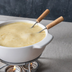 Fondue de queijo em cerâmica com aquecimento por velas 750 ml Boska cor branco vista de ambiente 4