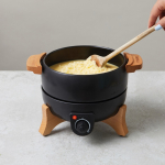 Fondue elétrica com controlo preciso e capacidade para 8 pessoas Boska cor preto vista de ambiente