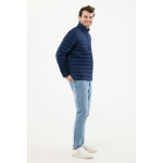Casaco acolchoado de poliéster reciclado homem casual fit 70 g/m2 IQONIQ Maiko cor azul-marinho terceira vista com modelo
