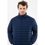 Casaco acolchoado de poliéster reciclado homem casual fit 70 g/m2 IQONIQ Maiko cor azul-marinho quinta vista com modelo