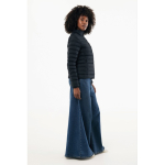 Casaco acolchoado de poliéster reciclado mulher casual fit 70 g/m2 IQONIQ Maiko cor preto terceira vista com modelo