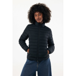 Casaco acolchoado de poliéster reciclado mulher casual fit 70 g/m2 IQONIQ Maiko cor preto quinta vista com modelo