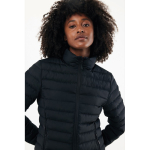 Casaco acolchoado de poliéster reciclado mulher casual fit 70 g/m2 IQONIQ Maiko cor preto