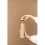 Garrafa térmica em aço reciclado com asa e dupla abertura 600 ml cor marfim vista de ambiente 2