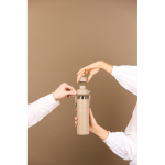 Garrafa térmica em aço reciclado com asa e dupla abertura 600 ml cor marfim vista de ambiente 3