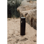 Termo em aço inoxidável reciclado com asa de transporte 750 ml cor preto vista de ambiente