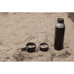 Termo em aço inoxidável reciclado com asa de transporte 750 ml cor preto vista de ambiente 3