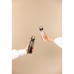 Garrafa RPET de design minimalista com tampa de aço e asa 550 ml cor transparente vista de ambiente 2