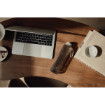 Garrafa RPET com design moderno e funcional e tampa antiderrame 550 ml cor transparente vista de ambiente