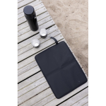 Almofada portátil reciclada com fecho de pressão e design dobrável cor preto vista de ambiente