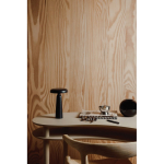 Candeeiro de mesa reciclado com luz quente e branca regulável por toque cor preto vista de ambiente