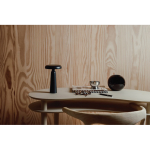 Candeeiro de mesa reciclado com luz quente e branca regulável por toque cor preto vista de ambiente 2