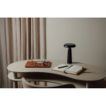 Candeeiro de mesa reciclado com luz quente e branca regulável por toque cor preto vista de ambiente 4