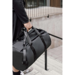 Mochila de fim de semana em poliéster reciclado com alças duplas 35L cor preto vista de ambiente