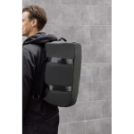 Mochila de fim de semana em poliéster reciclado com alças duplas 35L cor preto vista de ambiente 2