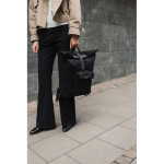 Mochila em pele sintética com design moderno e fecho seguro 15'' cor preto vista de ambiente