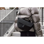 Saco tiracolo urbano em material reciclado com alça ajustável cor preto vista de ambiente 2