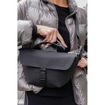 Saco tiracolo urbano em material reciclado com alça ajustável cor preto vista de ambiente 3