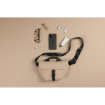 Saco tiracolo urbano em material reciclado com alça ajustável cor marfim vista de ambiente