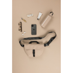 Saco tiracolo urbano em material reciclado com alça ajustável cor marfim vista de ambiente 2