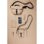 Saco tiracolo urbano em material reciclado com alça ajustável cor marfim vista de ambiente 3