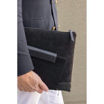 Caderno em pele reciclada com design elegante A5 folhas pautadas cor preto vista de ambiente 3