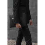 Capa reciclada para PC com design elegante e acesso rápido 16'' cor preto vista de ambiente 2