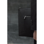 Capa reciclada para PC com design elegante e acesso rápido 16'' cor preto vista de ambiente 3