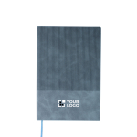 Caderno com efeito de camurça na parte superior folhas pautadas A5 cor azul-claro vista principal