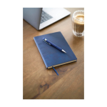 Caderno A5 com efeito de camurça na parte superior e caneta tinta azul décima vista