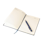 Caderno A5 com efeito de camurça na parte superior e caneta tinta azul oitava vista