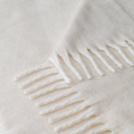 Manta em poliéster reciclado com toque suave tipo mohair 300 g/m² cor bege quinta vista