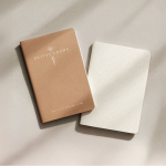Cadernos com folhas A5 de cor creme e papel FSC quadriculado cor caqui quarta vista