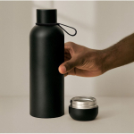 Garrafa térmica de aço inoxidável com copo na base cor preto vista detalhe 3