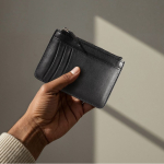 Porta-moedas e cartões de couro preto com fecho de correr no meio cor preto vista detalhe