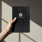 Caderno de couro sintético com folhas de cor creme pautadas A5 cor preto sexta vista