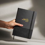 Caderno de couro sintético e rPET com folhas de cor creme pautadas A5 cor preto vista detalhe