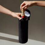 Capa térmica preta para garrafa com pega de transporte cor preto vista detalhe