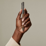 Caneta elegante de madeira de mecanismo giratório com tinta azul cor madeira escura vista detalhe 3